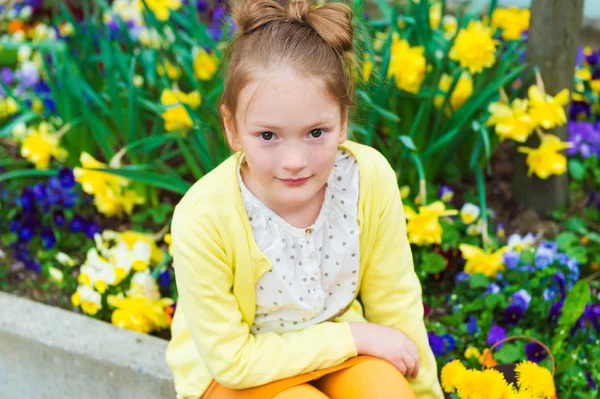 Retrato de moda de uma menina bonita de 7 anos, usando blusa e casaco amarelo — Fotografia de Stock