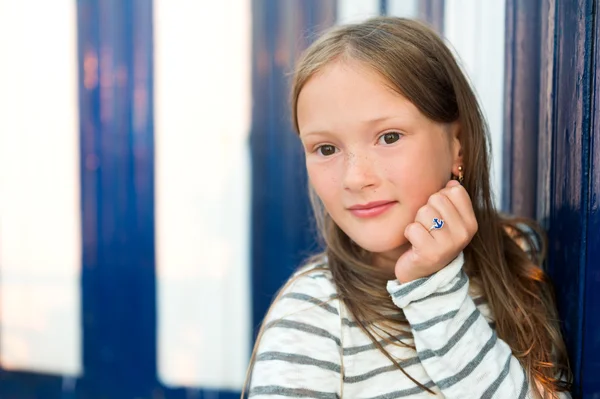 Nahaufnahme Porträt eines süßen kleinen Mädchens — Stockfoto