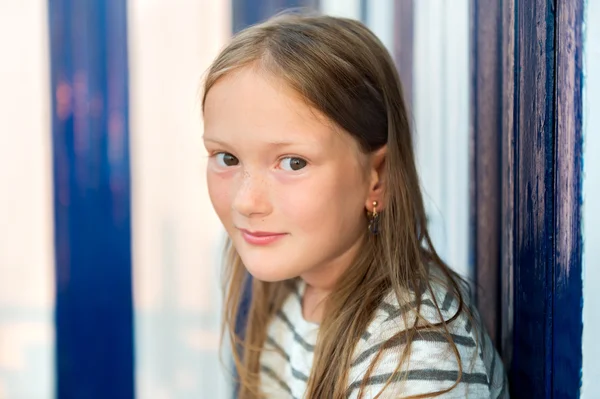 Portret van een schattig klein meisje close-up — Stockfoto