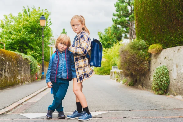 Schattige jonge geitjes met rugzakken lopen naar school — Stockfoto