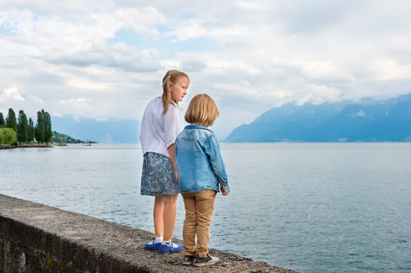 Portrait extérieur de mignons petits enfants marchant au bord du beau lac — Photo