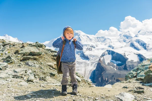 Joli petit garçon portant un sac à dos et des bottes de montagne, debout devant le glacier Gornergrat, Suisse — Photo