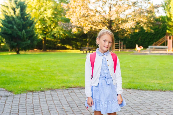 Una ragazzina che si prepara a andare a scuola a piedi — Foto Stock