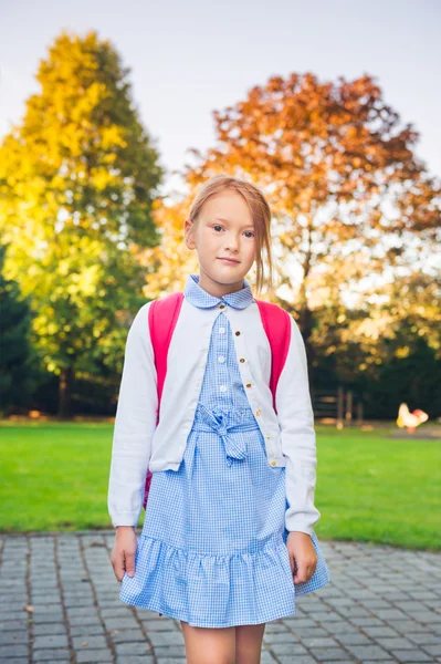 Una ragazzina che si prepara a andare a scuola a piedi — Foto Stock