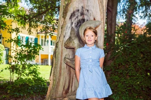 Portrait en plein air d'une jolie petite fille dans le parc, portant une robe bleue — Photo