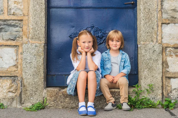 Retrato ao ar livre de uma menina e seu irmão — Fotografia de Stock