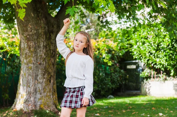 Portrait extérieur d'une mignonne petite fille vêtue de vêtements scolaires — Photo