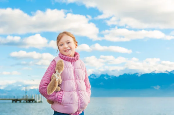 Outdoor portrait of adorable little girl playing by the lake — Stok fotoğraf