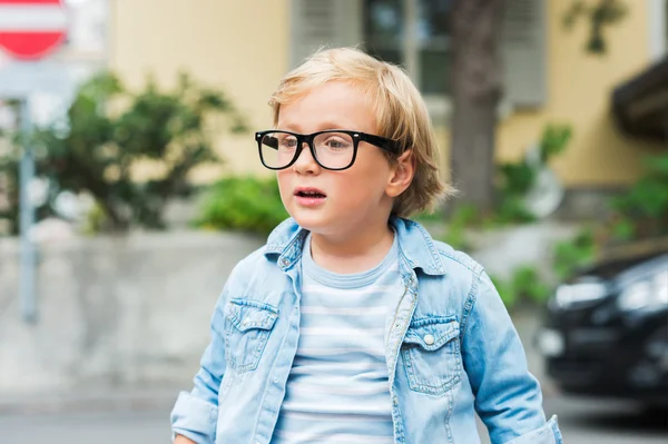 Retrato ao ar livre de um menino bonito em óculos — Fotografia de Stock