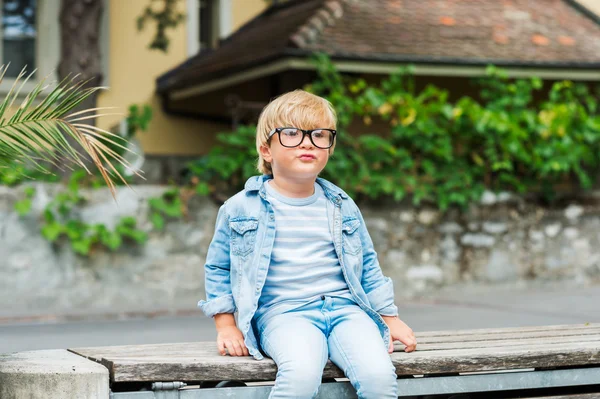 Retrato al aire libre de un niño lindo en gafas — Foto de Stock
