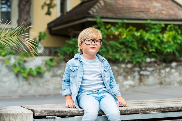 Retrato ao ar livre de um menino bonito em óculos — Fotografia de Stock