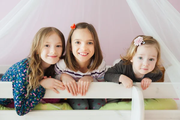 Trzy małe dziewczynki gry w pokoju dziecka — Zdjęcie stockowe