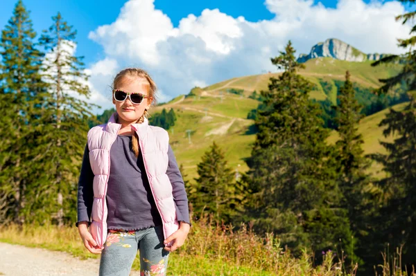 Cute dziewczynka piesze wycieczki w Alpy Francuskie w wcześnie spaść — Zdjęcie stockowe