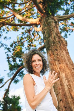 Açık hava portresi. Mutlu, minnettar, samimi kadın, aşağı açı resmi.