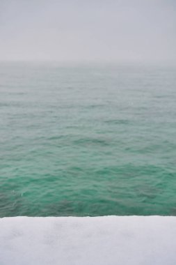 Kar ve kış gölü olan doğa arka planı