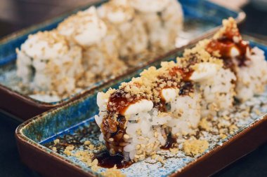 Krem peynir ve soya soslu suşi setini kapat.