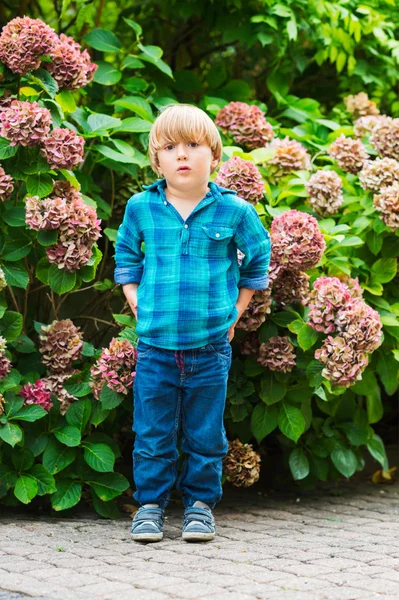 Ritratto all'aperto di un simpatico bambino di 4 anni, con camicia color smeraldo e jeans in denim — Foto Stock