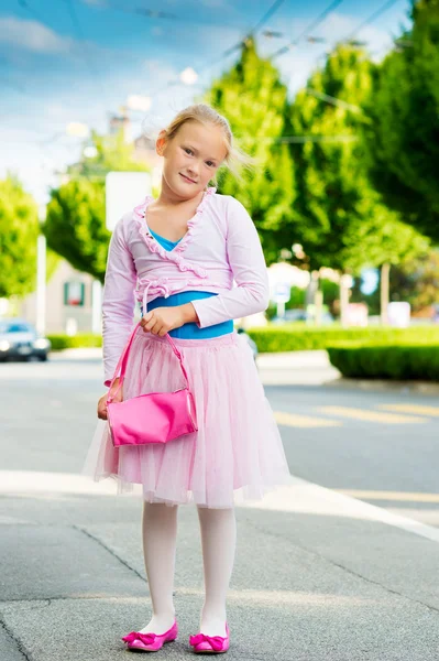 Niedliche kleine Ballerina Mädchen im Freien, in Tanzkleidung, tanzen auf der Straße — Stockfoto