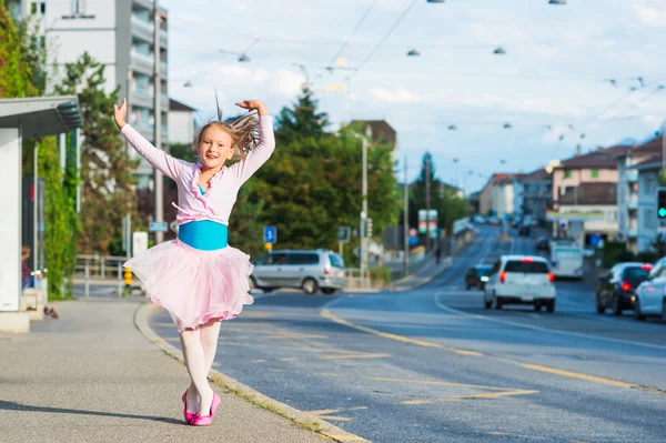 Linda bailarina al aire libre, con ropa de baile, bailando en la calle — Foto de Stock