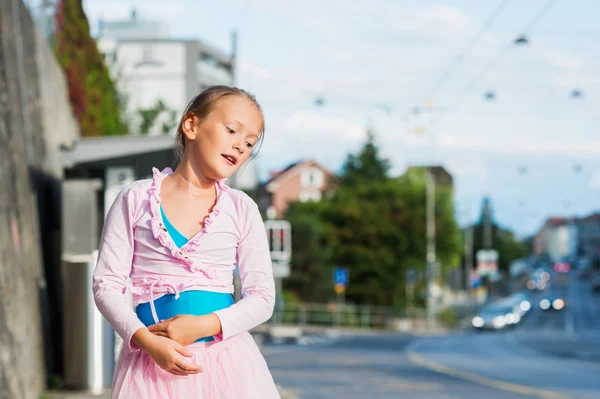 Niedliche kleine Ballerina Mädchen im Freien, in Tanzkleidung, tanzen auf der Straße — Stockfoto