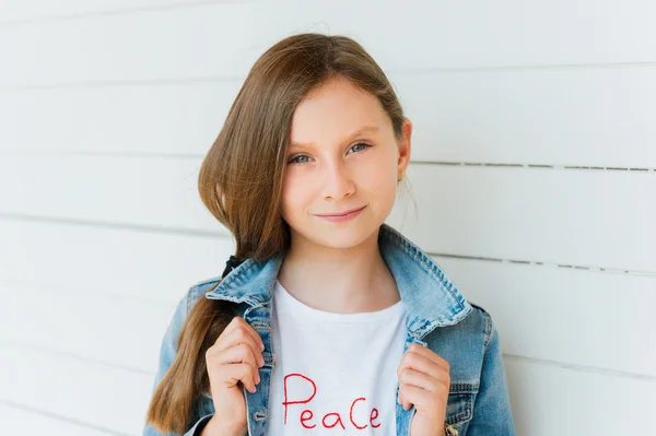 Outdoor Portret van een schattig klein meisje van 9 jaar oud — Stockfoto