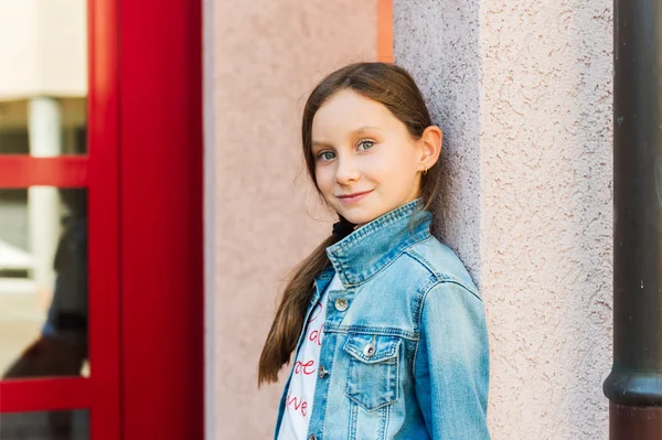 Outdoor Portret van een schattig klein meisje van 9 jaar oud — Stockfoto