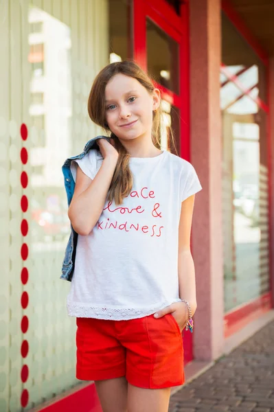 Außenporträt eines netten kleinen Mädchens von 9 Jahren — Stockfoto