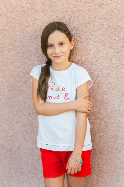 Outdoor Portret van een schattig klein meisje van 9 jaar oud — Stockfoto