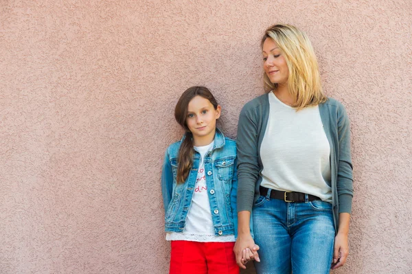 Porträt einer glücklichen Mutter mit Tochter — Stockfoto