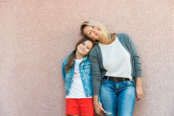 Porträt einer glücklichen Mutter mit Tochter — Stockfoto