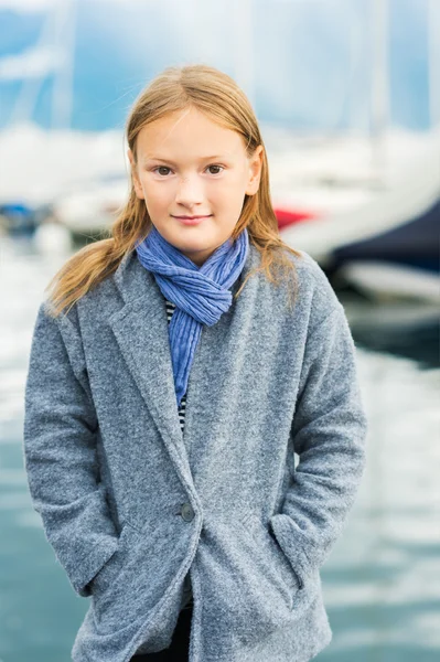 Внешний портрет милой маленькой девочки в сером пальто — стоковое фото