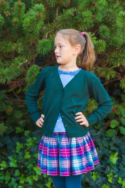 Açık schoolwear giyen küçük şirin bir kız portresi — Stok fotoğraf