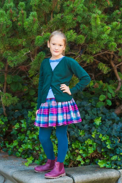 Utomhus porträtt av en söt liten flicka klädd i schoolwear — Stockfoto