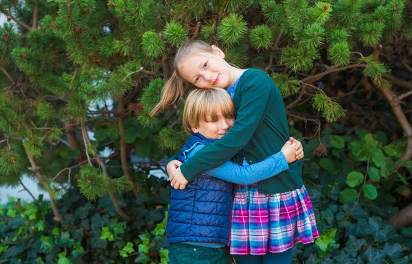 Utomhus porträtt av bedårande mode barn i schoolwear — Stockfoto