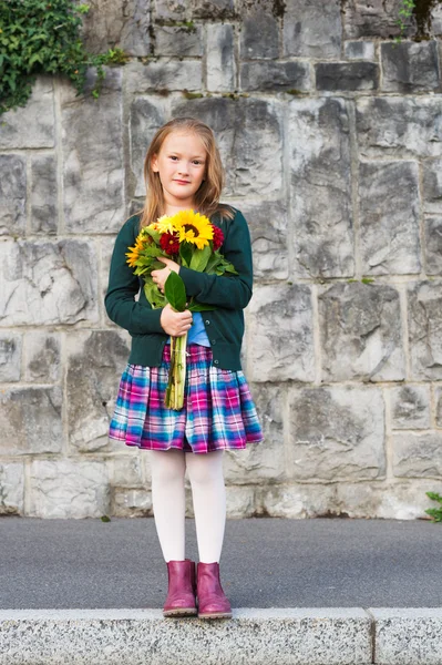 Outdoor Portret van een schattig klein meisje met mooie boeket van bloemen — Stockfoto