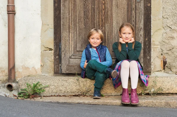 Açık iki sevimli çocuk portresi — Stok fotoğraf