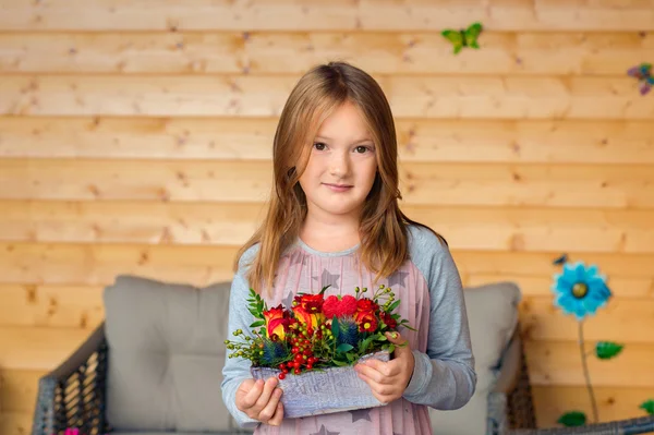 可爱的小女孩抱着秋装饰用花的肖像 — 图库照片