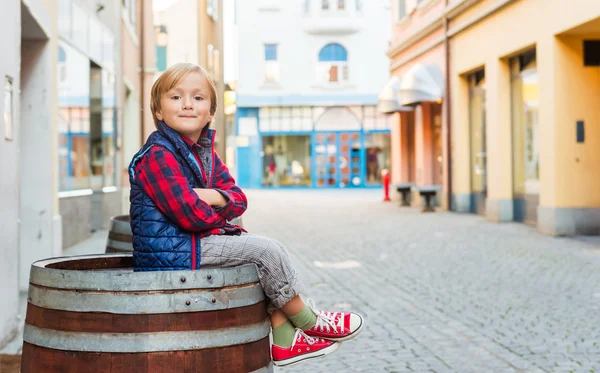 Außenporträt eines niedlichen kleinen Jungen, der rotes Hemd und blaue Jacke trägt — Stockfoto