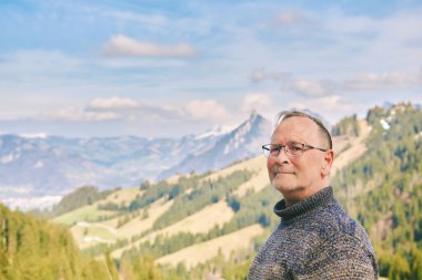 İsviçre Alp Dağları 'ndaki son sınıf öğrencisinin portresi manzaranın tadını çıkarıyor, aktif bir açık hava yaşam tarzı ve güzel İsviçre' de seyahat macerası.