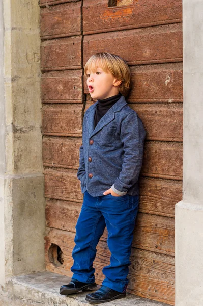 Mode portret van een schattige kleine blonde jongen, dragen zwarte roll nek en blauwe jas — Stockfoto