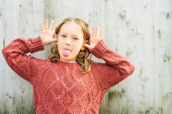 Retrato engraçado de uma menina bonito puxando uma língua — Fotografia de Stock