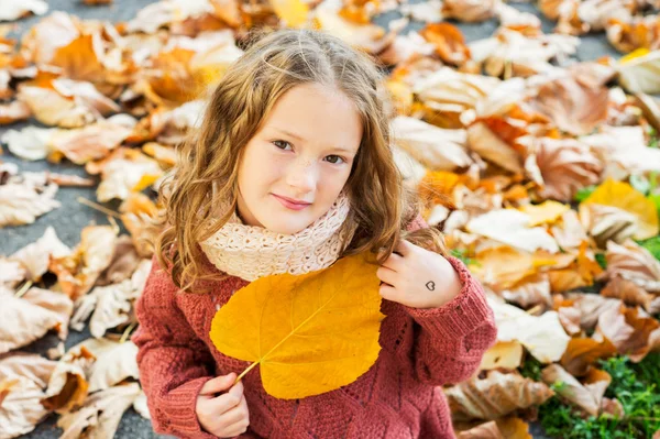 Podzimní portrét roztomilá holčička s kudrnatými vlasy, zábavě venku na hezký slunečný den — Stock fotografie