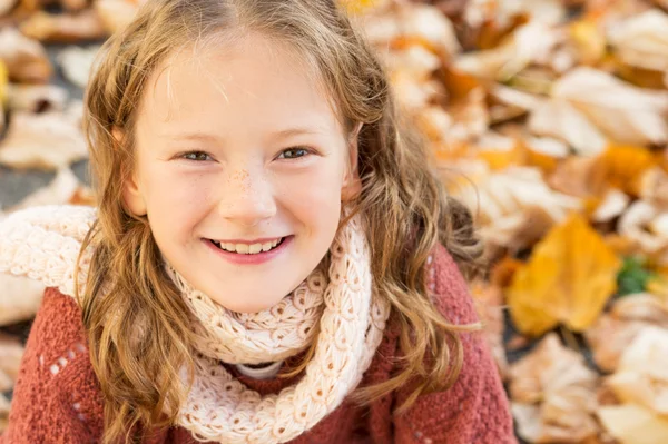 Herfst portret van een schattig klein meisje met krullend haar, plezier buitenshuis op een mooie zonnige dag — Stockfoto