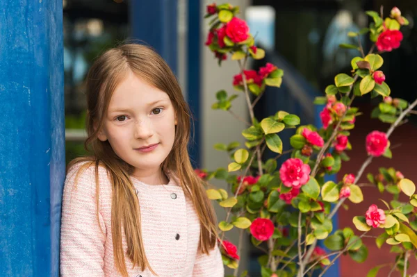 Retrato ao ar livre de uma menina bonita de 7 anos de idade — Fotografia de Stock