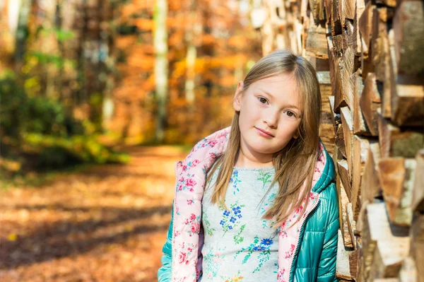 Ritratto all'aperto di una graziosa bambina nella foresta autunnale — Foto Stock