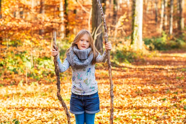 Retrato ao ar livre de uma menina bonita na floresta de outono — Fotografia de Stock