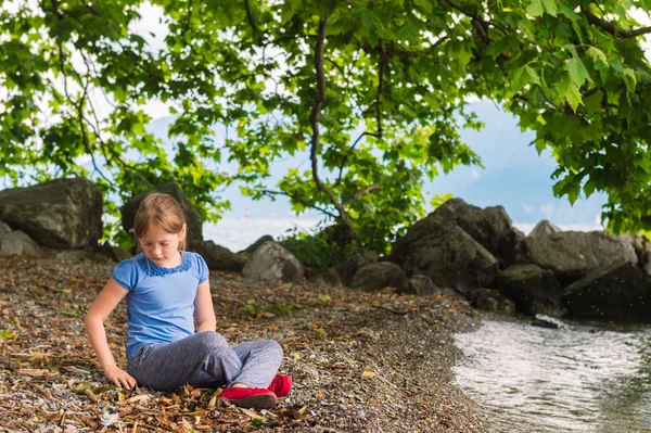 Retrato al aire libre de una linda niña en un buen día soleado, jugando junto al lago — Foto de Stock