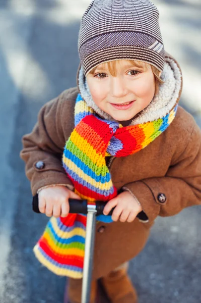 Outdoor Portret van een schattige kleine jongen op een mooie koude dag — Stockfoto