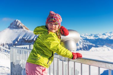 Küçük kız eğleniyor kış tatili sırasında dağlar, İsviçre Alpleri