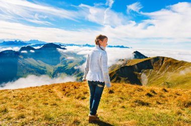 Gri kazak giyen sevimli, küçük bir kız dağlar, portresi Moleson-sur-Gruyeres, Fribourg, İsviçre